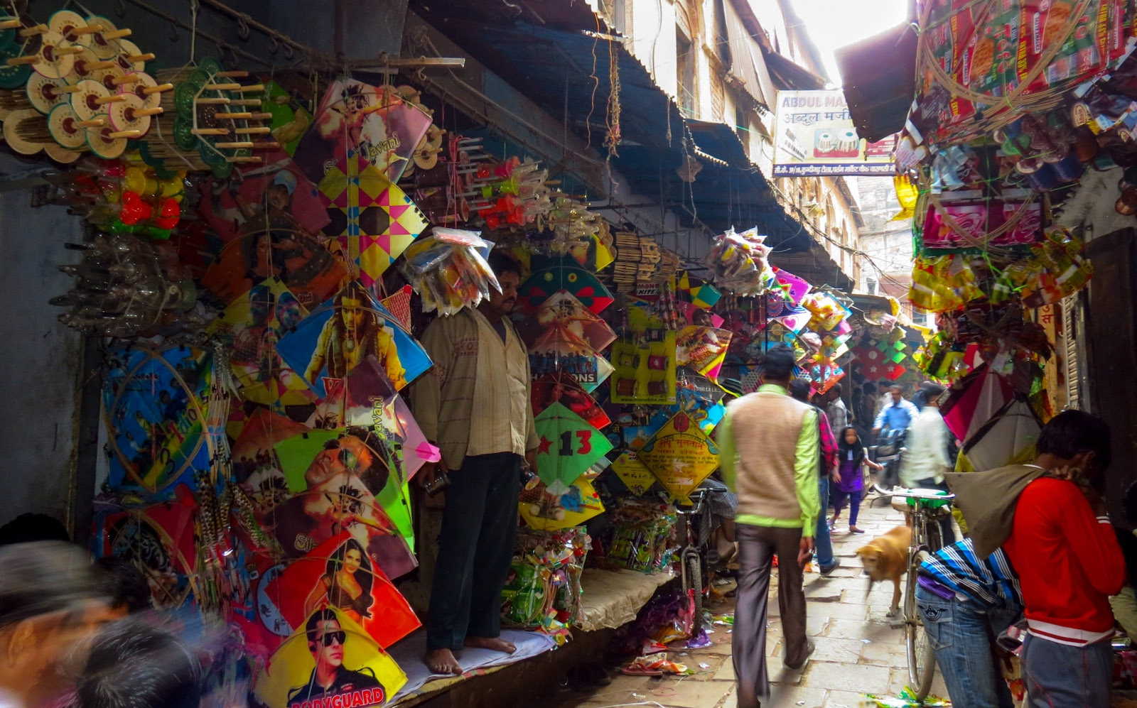 kite-stalls-varanasi-markets