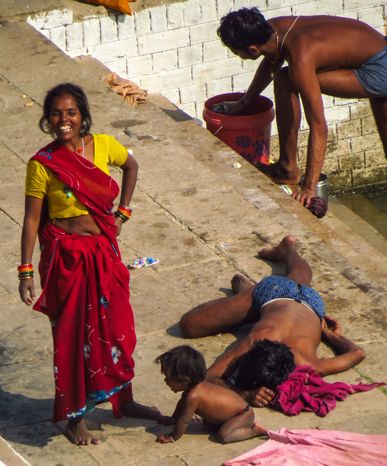 mother-smiling-with-family-varanasi-ghats
