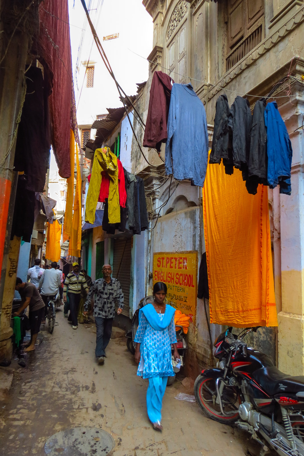 washing-drying-varanasi-lanes-india