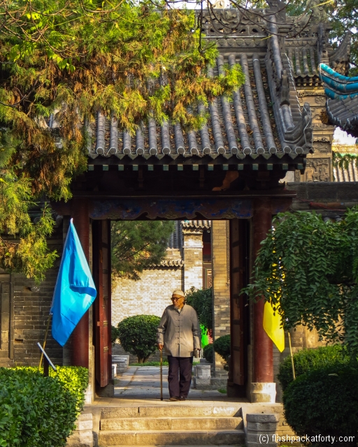 muslim-mosque-man-and-doorway-xian
