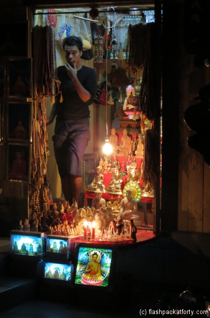 shwedagon-pagoda-traders