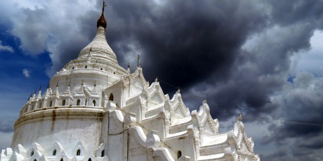 Mandalay Payas, Monks and Monasteries
