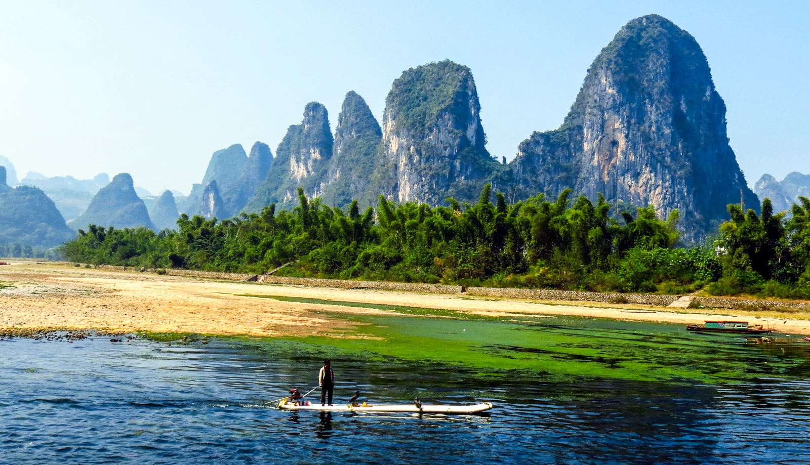 boats and rocks guilin river li : Flashpacking Travel Blog